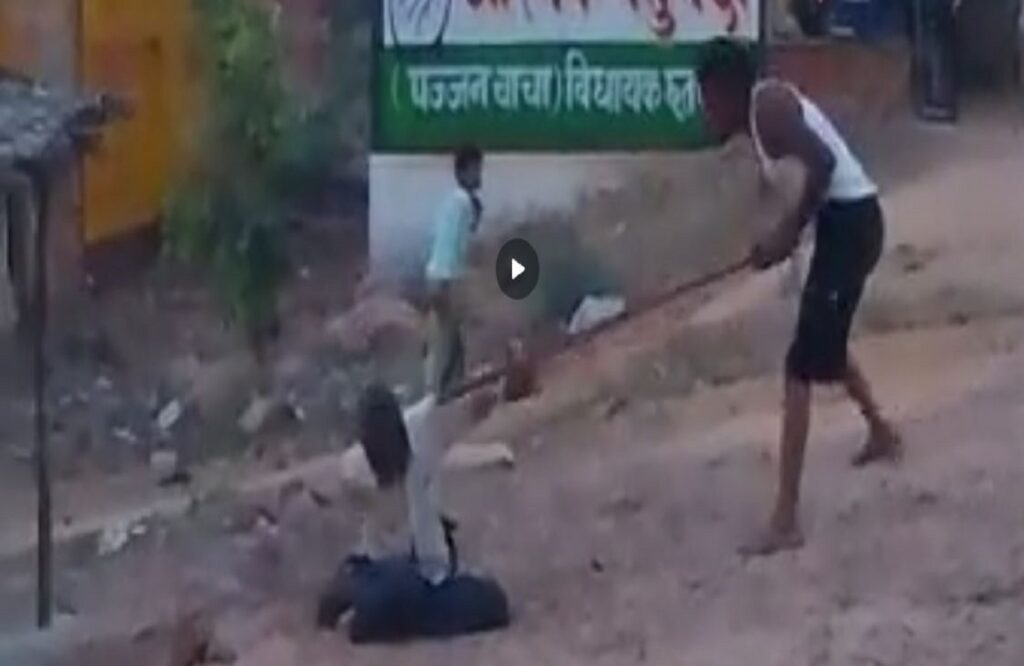 The young man badly beat the middle-aged man with a stick due to an old money dispute