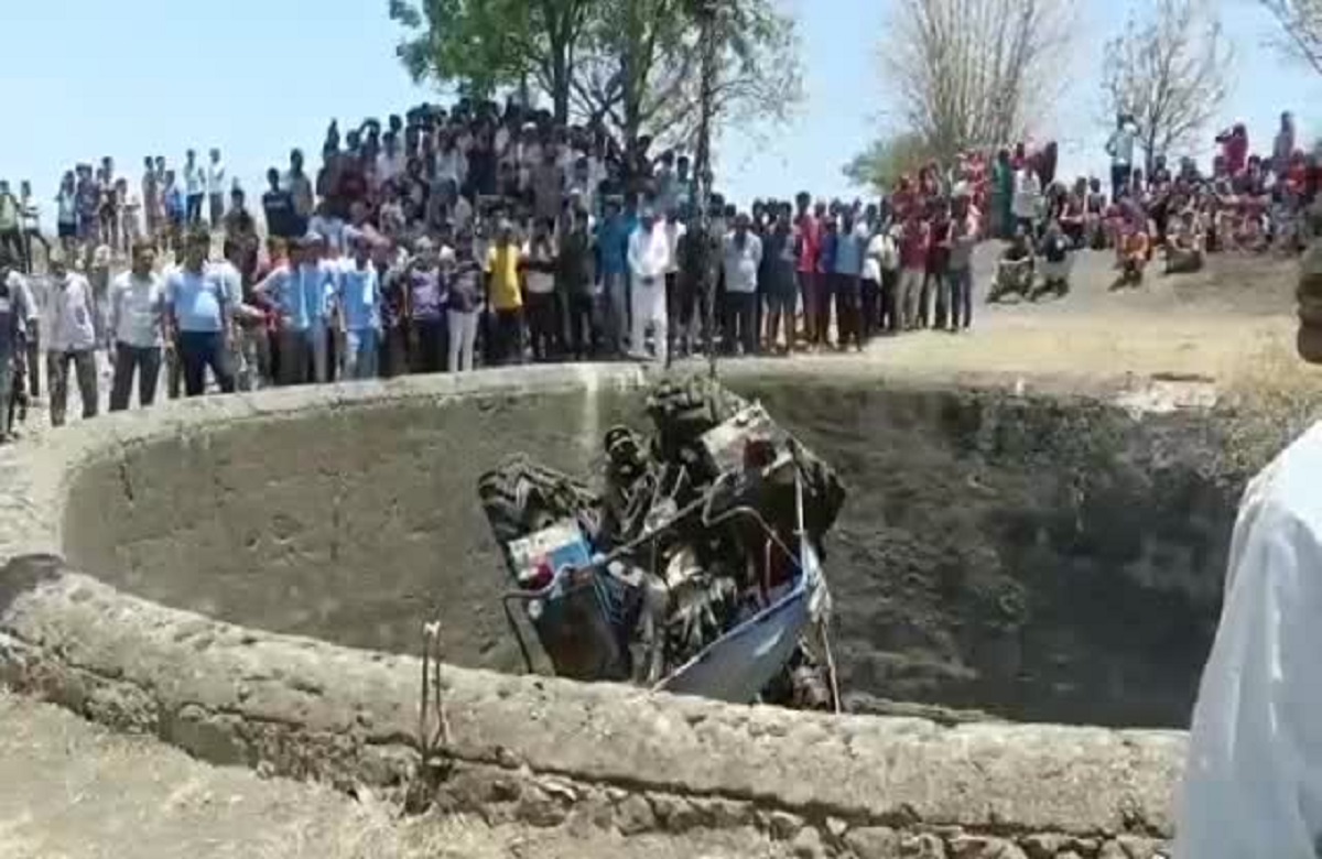 Neemuch News: दर्दनाक हादसा.. टैंकर सहित गहरे कुएं में जा गिरा ट्रैक्टर, मची चीख पुकार