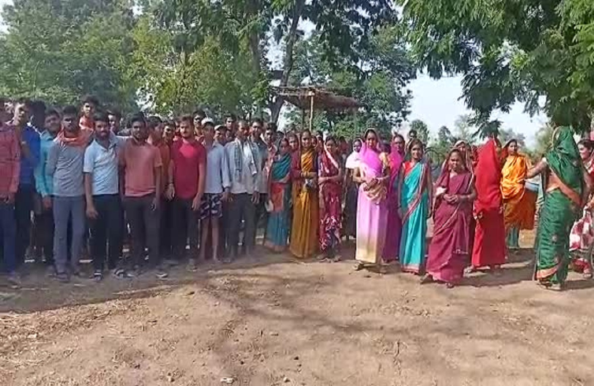 Rajim news: मनरेगा मजदूरों का हल्लाबोल.. इस बात को लेकर काम बंद कर किया जमकर हंगामा