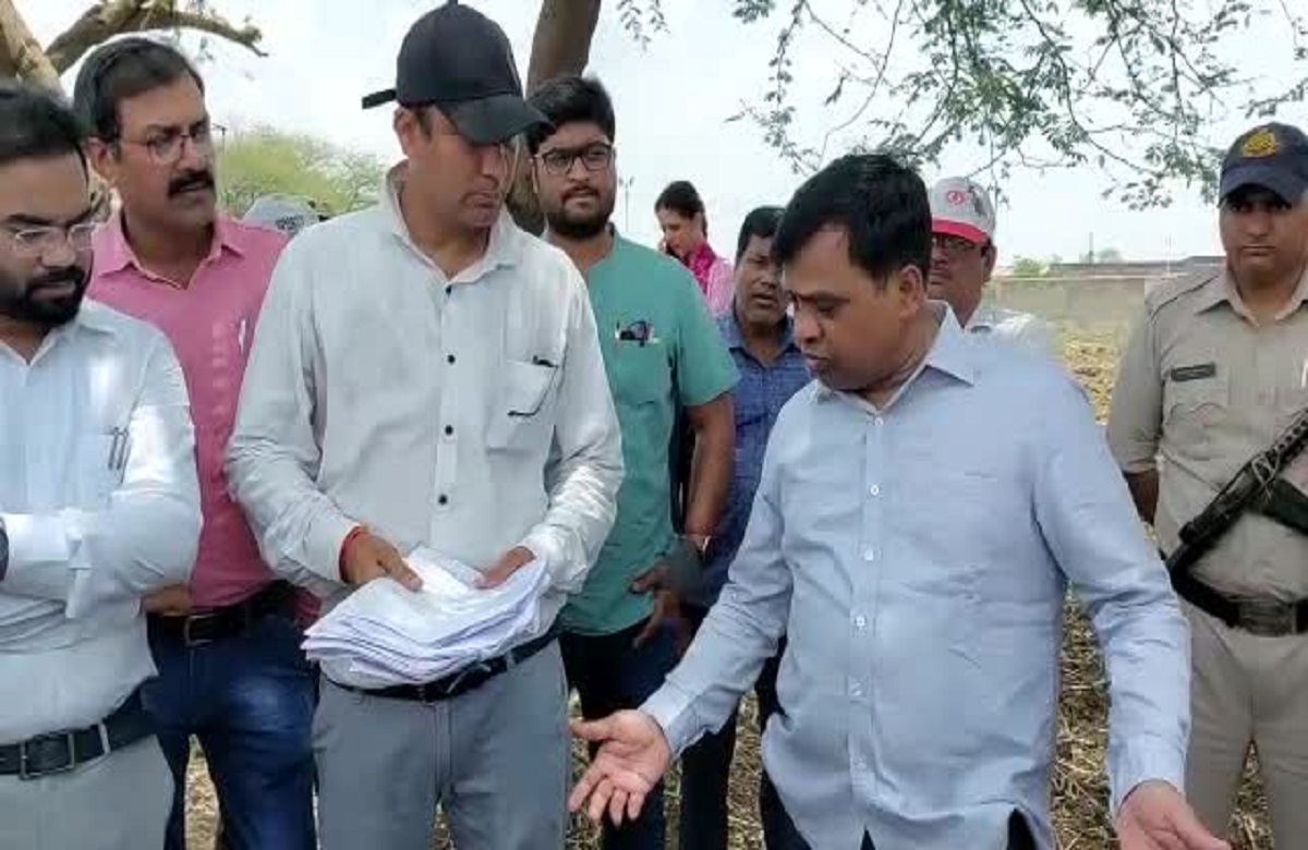 Ratlam news: एक्शन मोड में कलेक्टर साहब, स्वयं जाकर तीस से ज्यादा पीड़ितों को उनके भूखंडों पर दिलाया कब्जा
