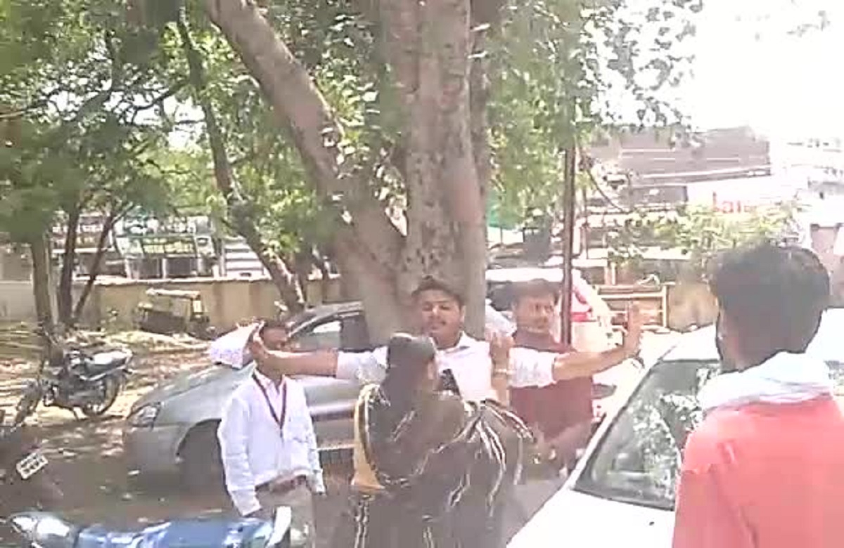 Sehore News: नर्सिंग कॉलेज के संचालक की थाने के सामने जमकर धुनाई, कार के शीशे भी फोड़े, महिला कर्मी ने लगाए गंभीर आरोप