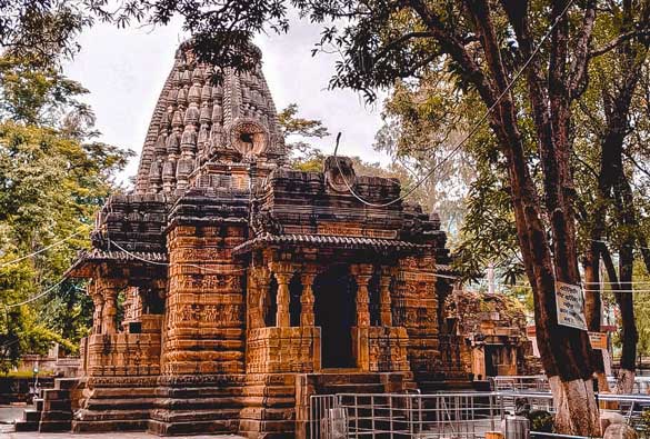 भोरमदेव मंदिर- छत्तीसगढ के कबीरधाम जिले में कबीरधाम से 18 कि. मी. दूर तथा रायपुर से 125 कि.मी. दूर चौरागाँव में एक हजार वर्ष पुराना मंदिर है। मंदिर के गर्भगृह में एक काले पत्थर से बना हुआ शिवलिंग स्थापित है। गर्भगृह में एक पंचमुखी नाग की मुर्ति है साथ ही नृत्य करते हुए गणेश जी की मुर्ति तथा ध्यानमग्न अवस्था में राजपुरूष एवं उपासना करते हुए एक स्त्री पुरूष की मुर्ति भी है।