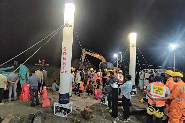 प्रदेश भर में सृष्टि के सकुशल बाहर आ जाने को लेकर पूजा पाठ का सिलसिला भी शुरू हो चला है, जहां सृष्टि के परिजन और ग्रामीण लगातार सृष्टि के सकुशल बोरवेल से बाहर आने के लिए प्रार्थना कर रहे हैं।