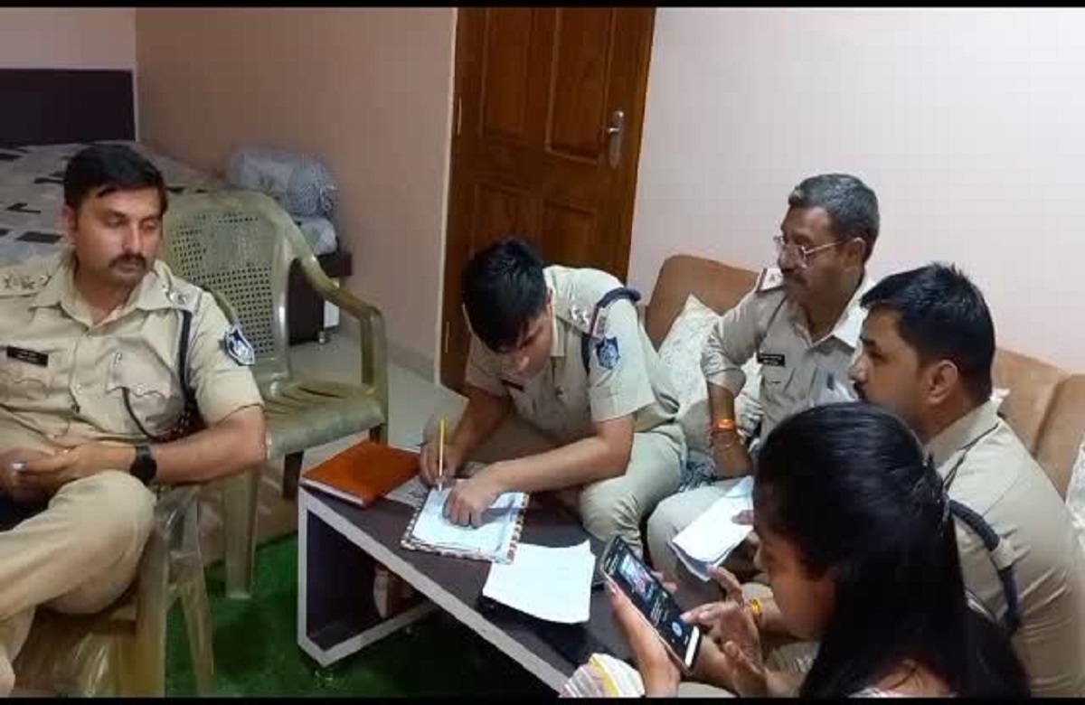 Harda News: पूर्व सरपंच के यहां लाखों रुपये की डकैती, घर में मौजूद दंपत्ति के हाथ-पैर बांधे, विरोध करने पर कर दिया ये कांड