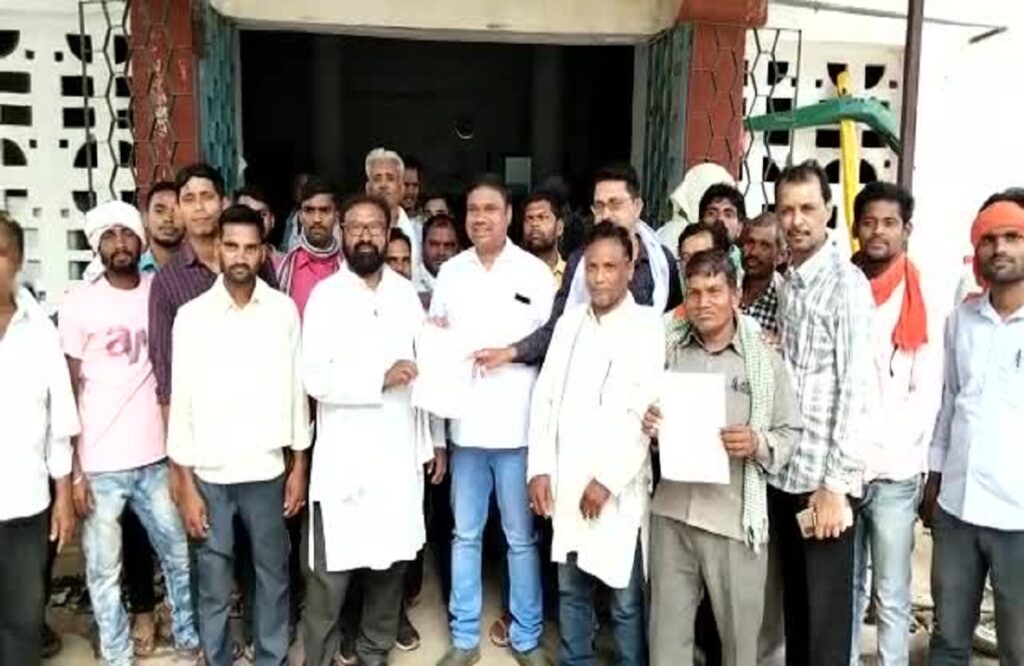 Troubled by the insurance portal, the farmers submitted memorandum to the Tehsil office