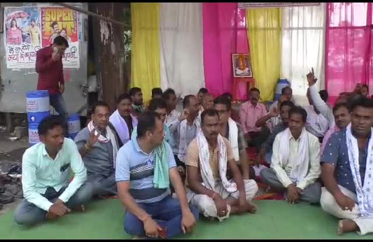 Sarangarh-Bilaigarh News: अनिश्चितकालीन हड़ताल पर बैठे धान खरीदी समिति प्रबंधक, तीन सूत्रीय मांगों को लेकर कर रहे प्रदर्शन