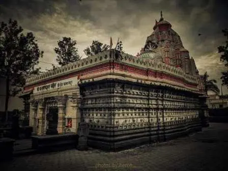 महादेव मंदिर नारायणपुर- छत्तीसगढ़ के बलौदा बाज़ार जिले के अंतर्गत कसडोल के समीप महानदी के तट पर प्राचीन और धार्मिक महत्व का स्थल है, जिसे नारायणपुर नामक ग्राम के नाम से जाना जाता है। यहाँ का प्रमुख आकर्षण का केंद्र भव्य प्राचीन शिव मंदिर है। इस मंदिर का निर्माण कलचुरी कालीन राजा के द्वारा 7वीं से आठवी शताब्दी के बीच कराया गया था। मंदिर के बाहरी दीवारों पर विष्णु के अवतारों का बारी- बारी से वर्णन किया गया है। साथ ही यक्ष गन्धर्व ,पशु पक्षी ,बेलबूटे के साथ कामुक प्रतिमा को पत्थरो में तरासा गया है, जो खजुराहो के मंदिर के सामान लगता है।