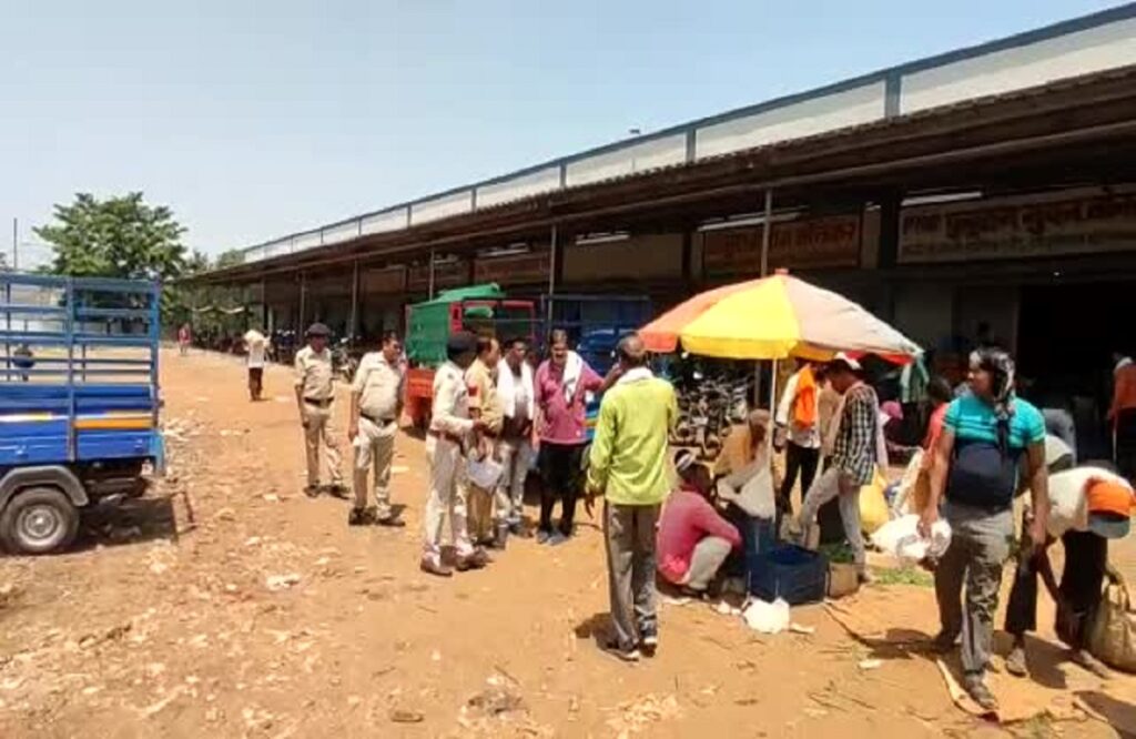 Two minors broke the lock of 24 vegetable market shops to fulfill their hobby