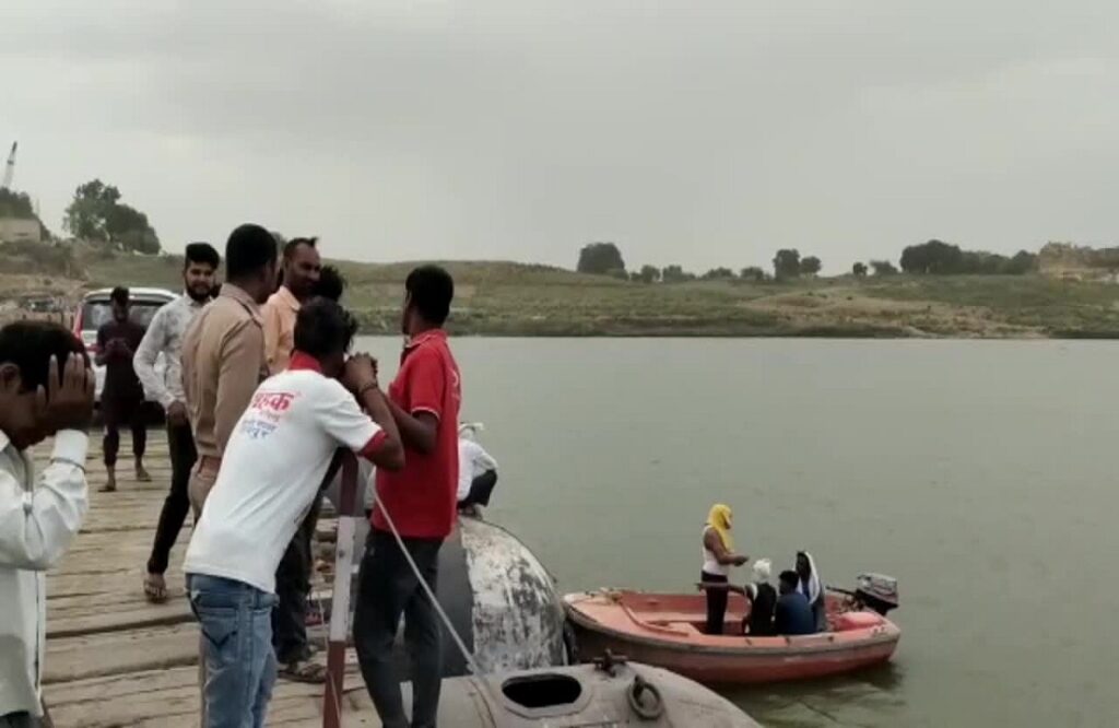 Due to unknown reasons minor committed suicide by jumping into Chambal river