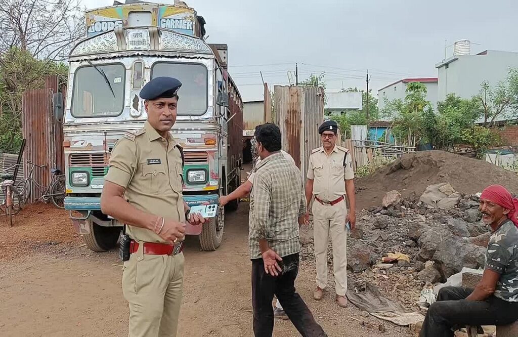 A team of 40 station in-charges raided scrap dealers across Durg district