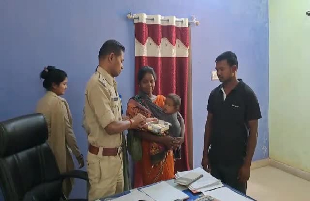 Balrampur news: दस माह के बच्चे को लेकर फरार हुई मां, पकड़े जाने पर दिया ऐसा जवाब, सुनकर पुलिस भी रह गई दंग