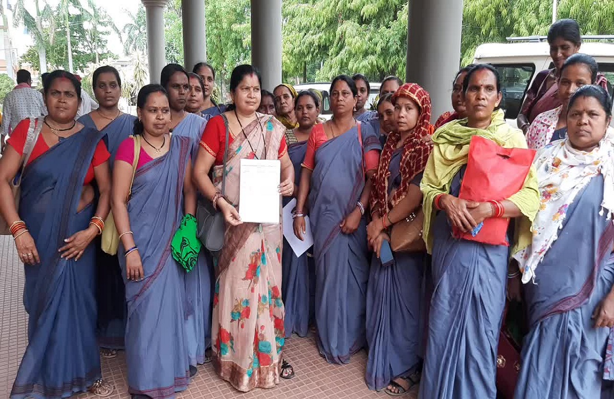 Dhamtari news: सुपरवाइजर के खिलाफ एकजुट हुई आंगनबाड़ी सहायिकाएं, लगाए ऐसे गंभीर आरोप, कार्रवाई नहीं हुई तो करेंगी हड़ताल