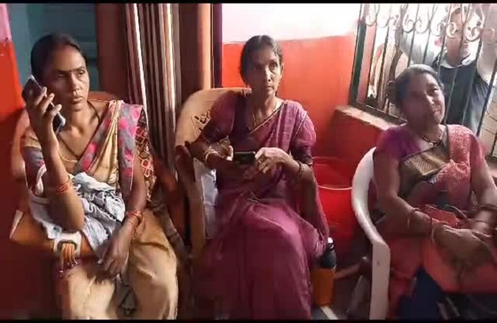 Villagers made hostage women who cheated in the name of getting benefits of various schemes