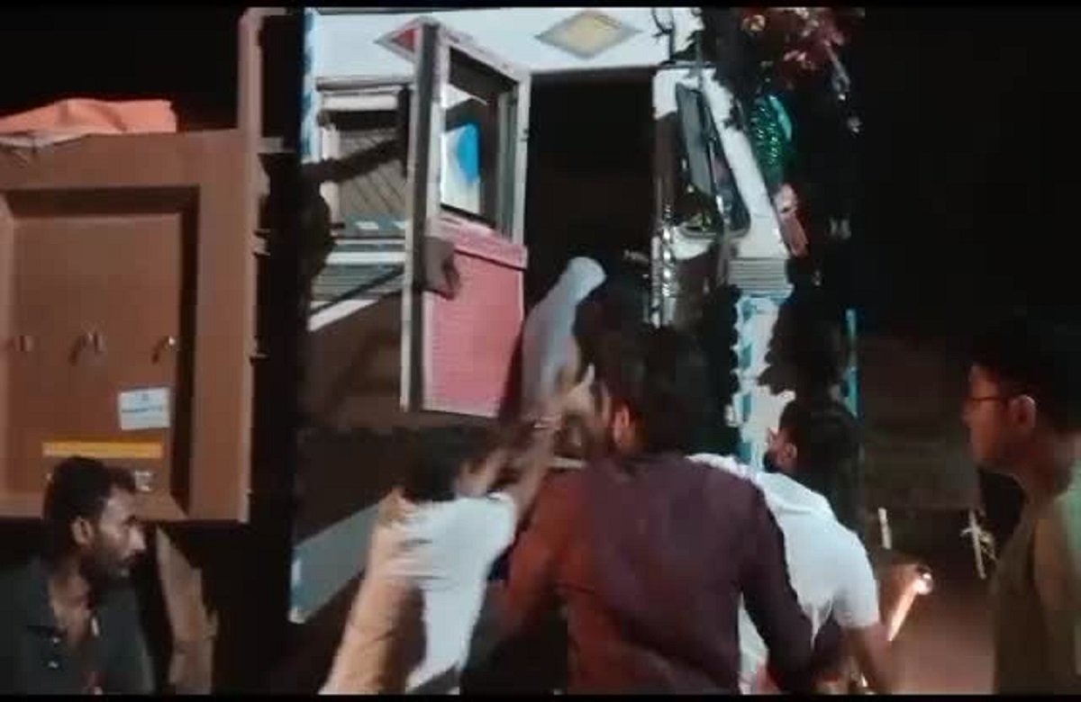 Balrampur News: बीच सड़क पर ट्रक चालक को बेरहमी से पीटा, फिर भी नहीं उतरा गुस्सा तो फाड़ दिए कपड़े, वीडियो हुआ वायरल