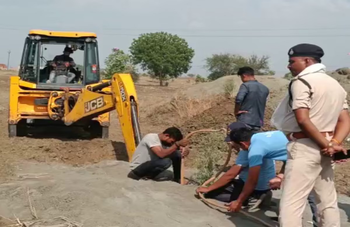 Sehore Borewell Rescue : 300 फीट गहरे बोरवेल में गिरी तीन साल की बच्ची, रेस्क्यू में जुटा प्रशासन, 4 जेसीबी और 6 पोकलेन हो रही खुदाई