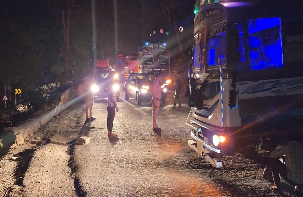 केशकाल घाट में फिर लगा जाम, सड़क के बीचों बीच खराब हुई ट्रक, वाहनों की लगी लंबी कतार