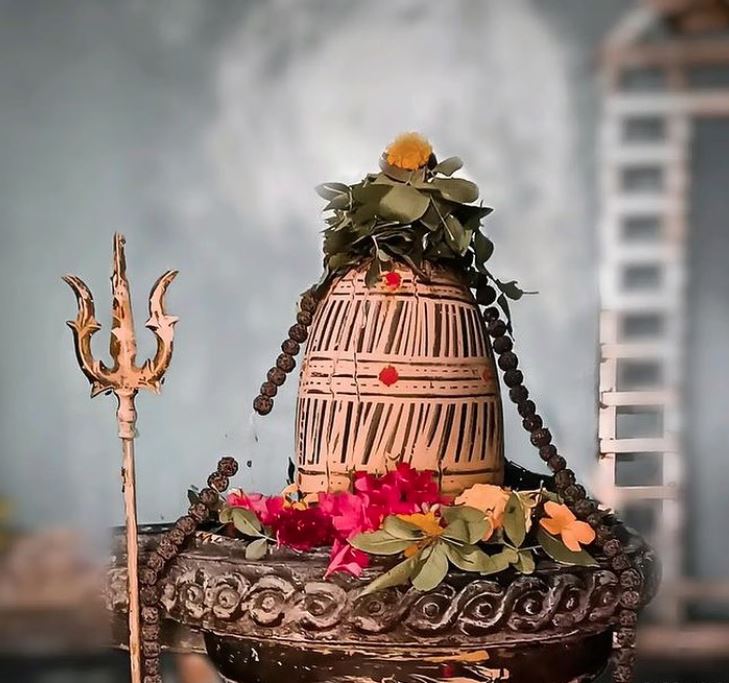 विष के प्रभाव से उनका कंठ नीला हो गया और उनका पूरा शरीर अत्यधिक गरम हो गया जिसकी वजह से आसपास का वातावरण भी जलने लगा।