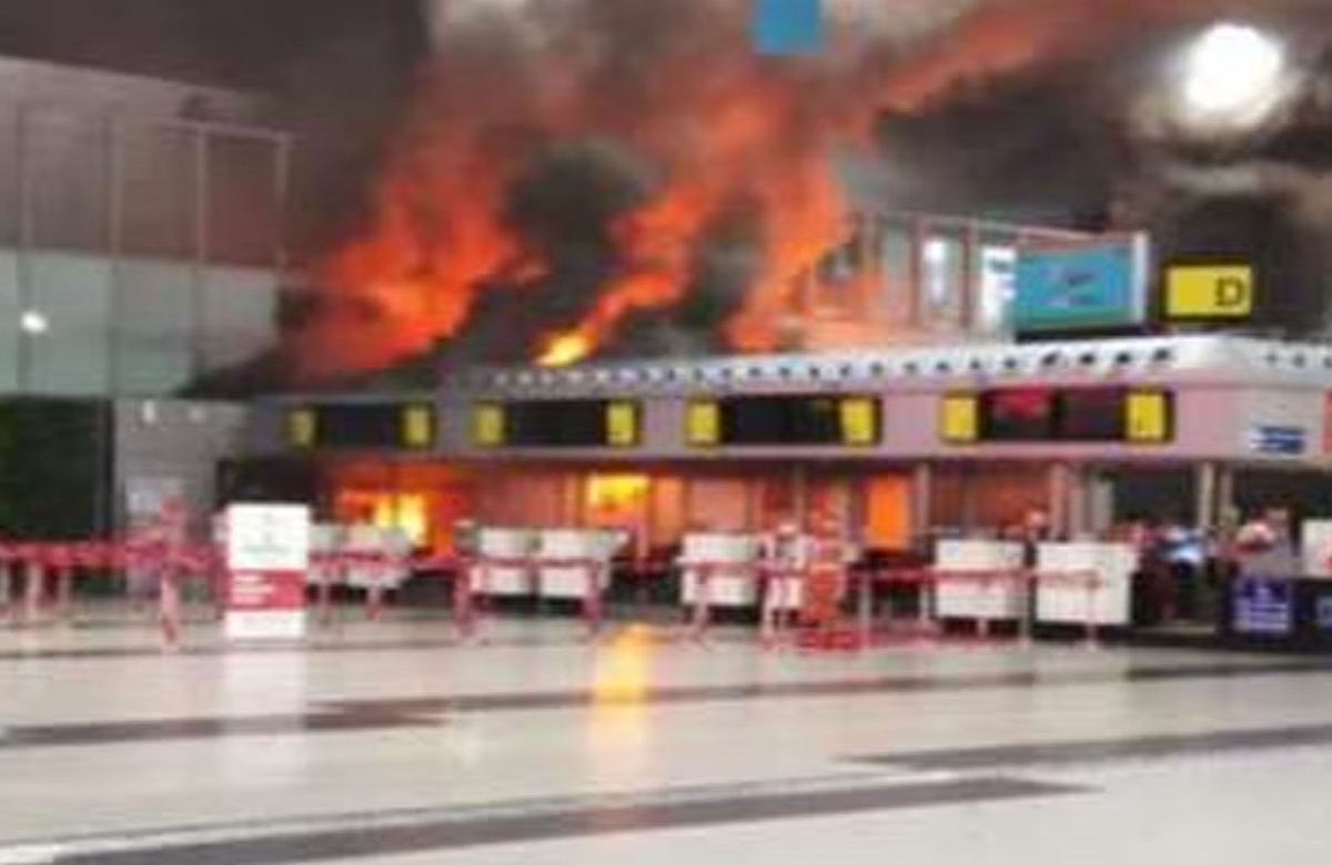 Kolkata Airport Fire : इंटरनेशनल एयरपोर्ट में लगी आग, मची अफरातफरी, फायर ब्रिगेड की कई गाड़ियां मौके पर