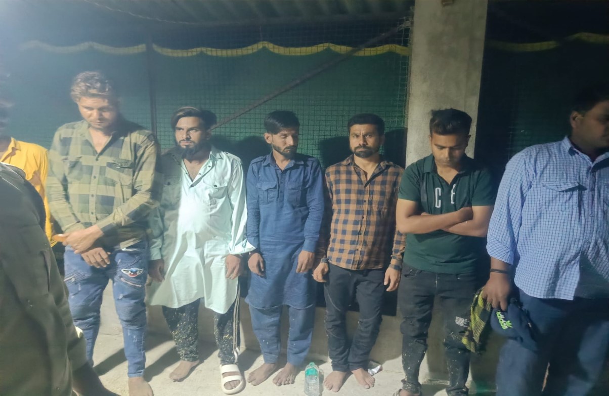 BJYM नेता के जुआ फड़ में मौजूद थी ‘बेगम’, पुलिस ने दबिश देकर 16 लोगों को किया गिरफ्तार