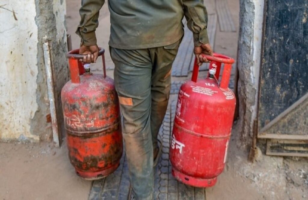 Gas cylinder for Rs 450