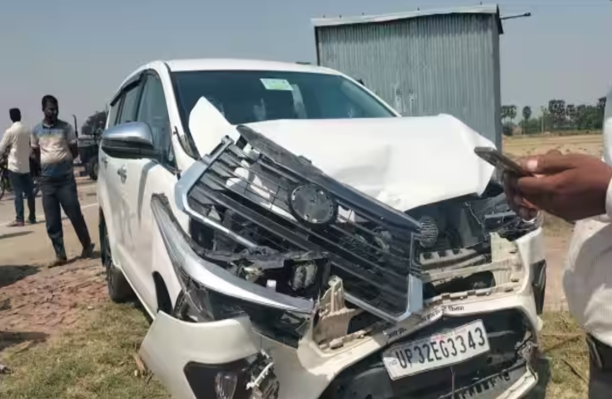 अनियंत्रित होकर डिवाइडर से टकराई मंत्रीजी की कार, कार के उड़े परखच्चे