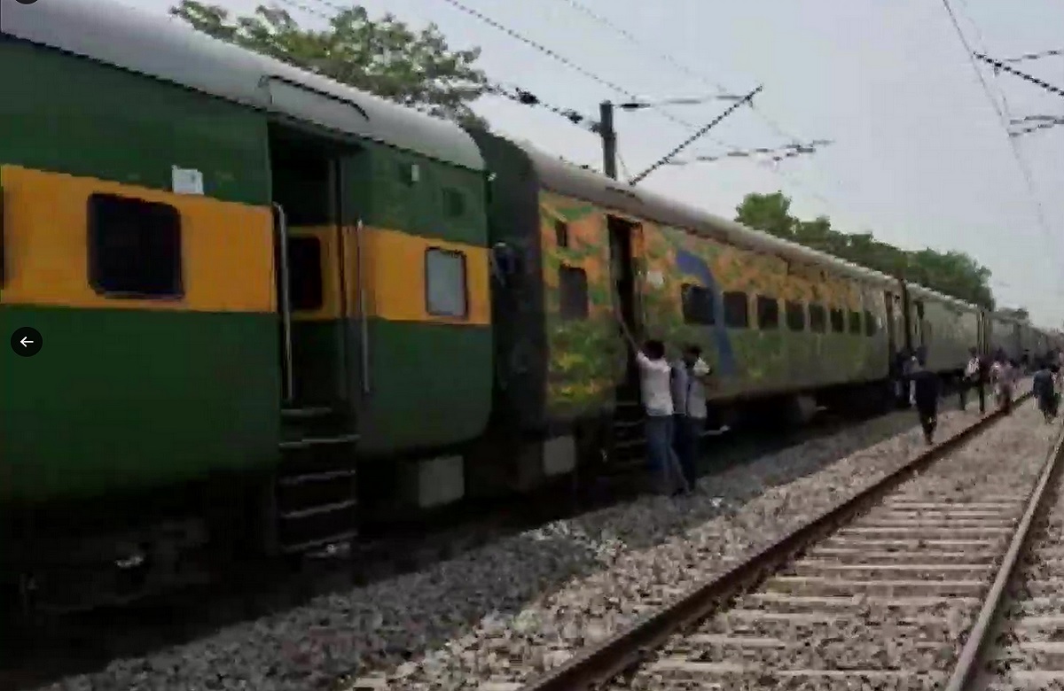 Fire in Garib Rath Express: टला बड़ा हादसा, ट्रेन में आग लगने से यात्रियों में मची अफ़रा-तफरी, चेन खींचकर रोका ट्रेन।।