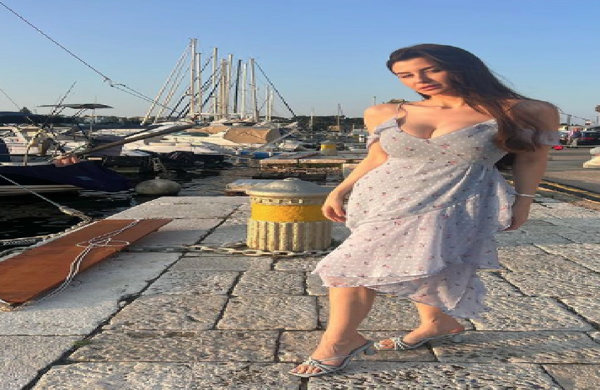 Giorgia Andriani ने डीपनेक ड्रेस में दिए सेक्सी पोज, हॉट तस्वीरें देख धड़का यूजर्स का दिल