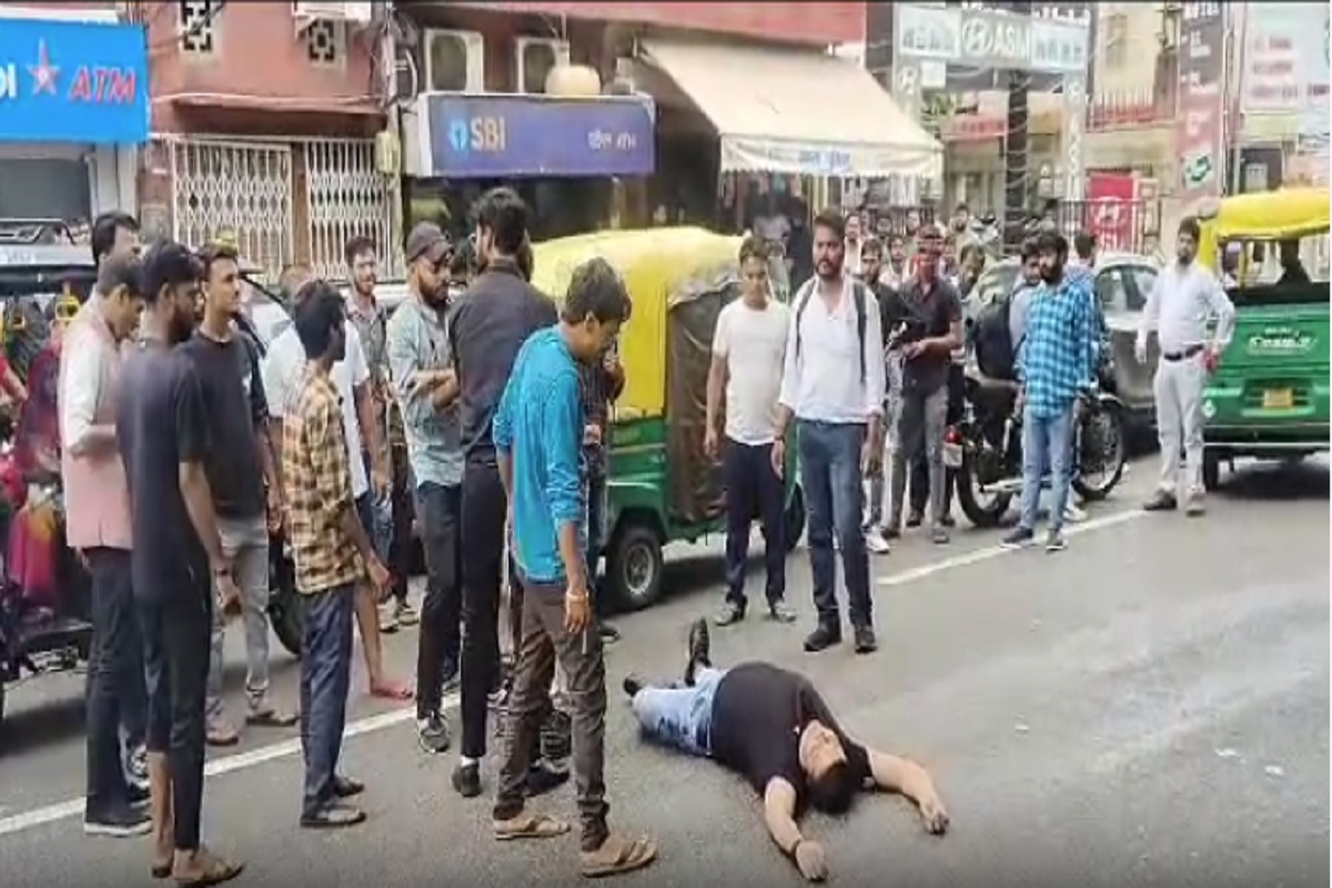 ग्वालियर: सड़क पर बेहोश होते तक शख्स की पिटाई, सोशल मीडिया पर वायरल हुआ वीडियों, आप भी देखें..