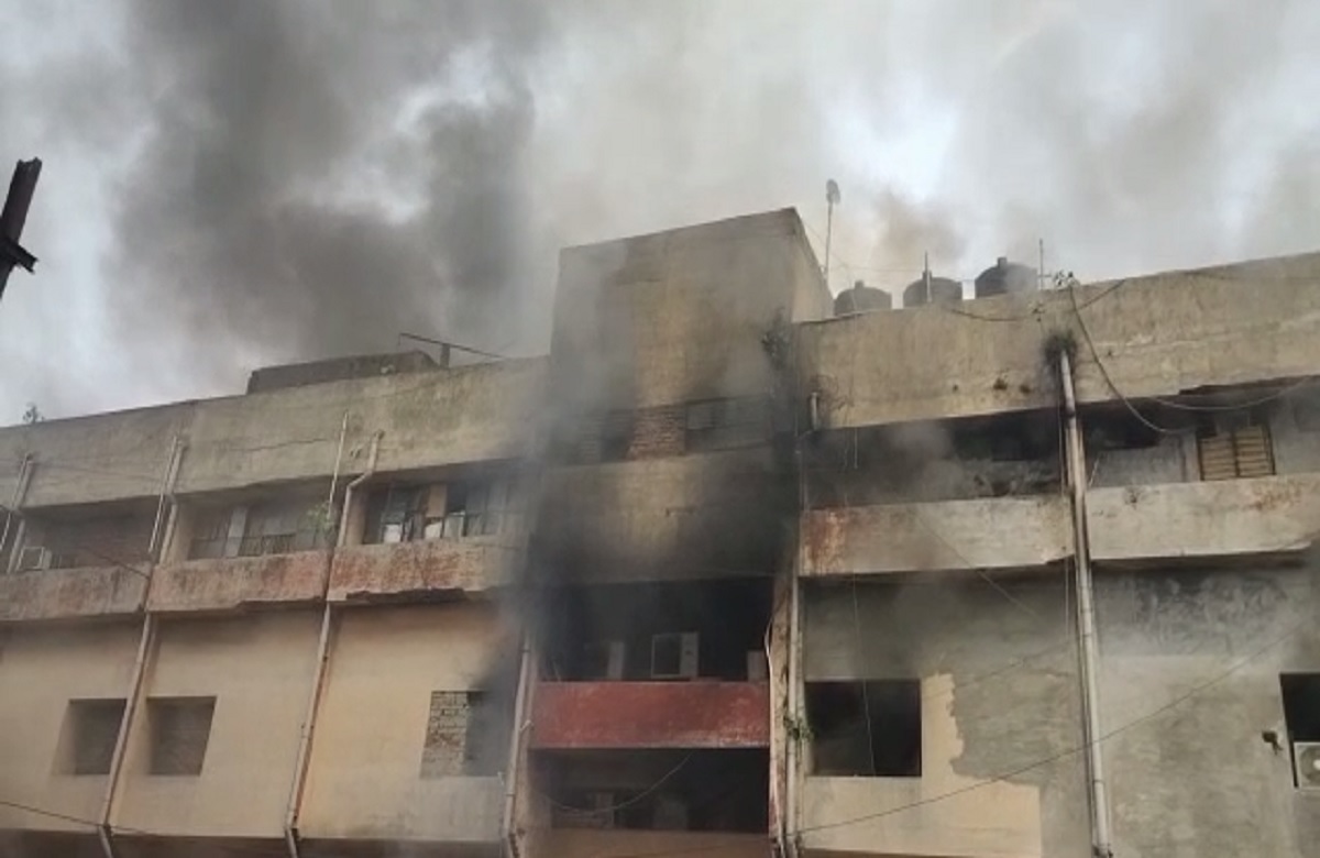 कोरबा अग्निकांड: कॉम्प्लेक्स में लगी आग से 3 की मौत, 25 ने कूदकर बचाई जान, दो और दफ्तर आग की चपेट में