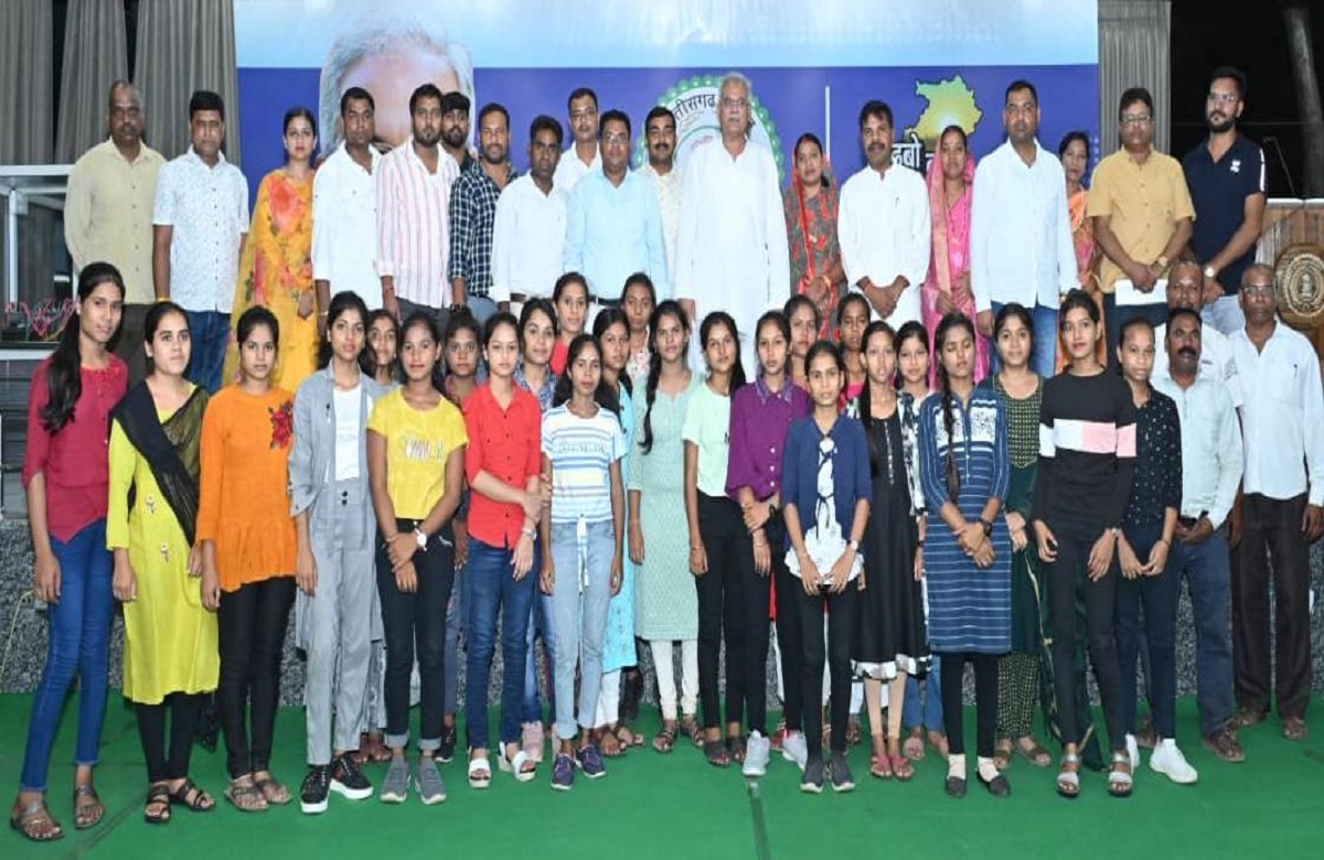 शैक्षणिक भ्रमण कर दिल्ली से लौटे मेधावी छात्र-छात्राओं ने सीएम भूपेश से की मुलाकात, देश की राजधानी के बारे में विद्यार्थियों को जानने-समझने का मिला अवसर