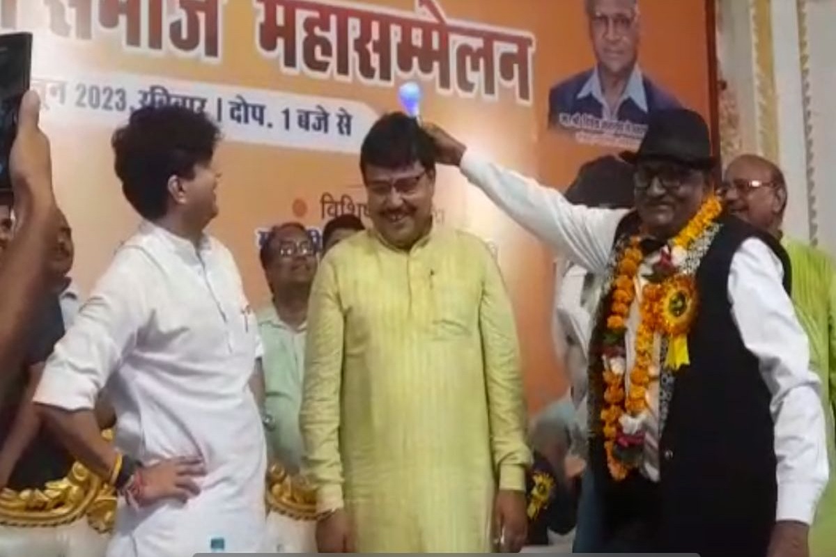 MP: जब बिजली मंत्री के सिर से पैदा हुई बिजली और जलने लगा बल्ब.. जानें कैसे हुआ ये पूरा कमाल..