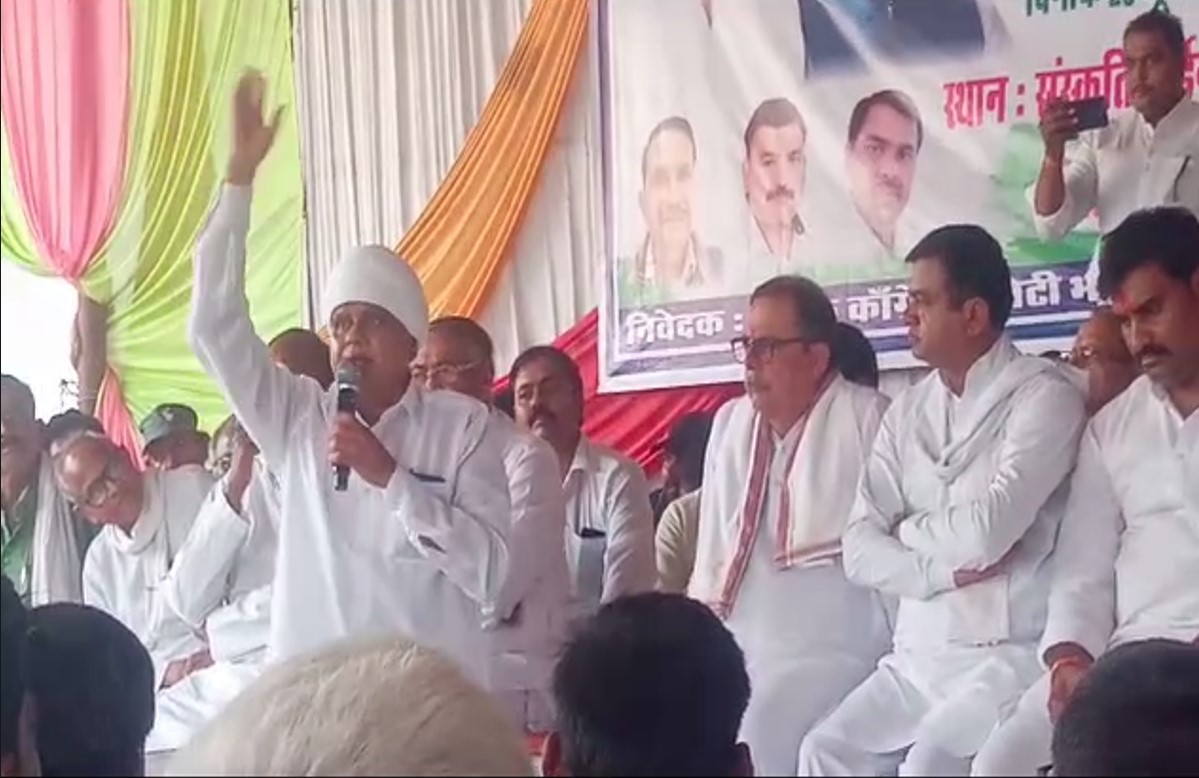 “कांग्रेस की सरकार बनते ही एक महीने के बाद कलेक्टर-अधिकारियों को उल्टा लटका दिया जाएगा” कांग्रेस नेता का बड़ा बयान