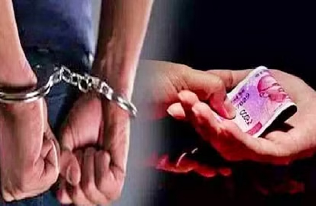 Lokayukta team arrested principal taking bribe in Rewa