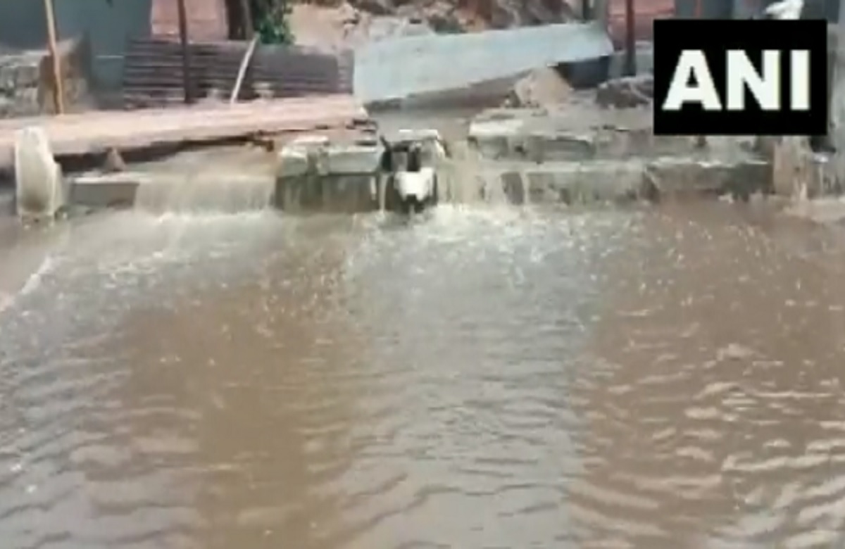 गुजरात में भारी बारिश ने मचाई तबाही, आसपास के कई क्षेत्र में आई बाढ़