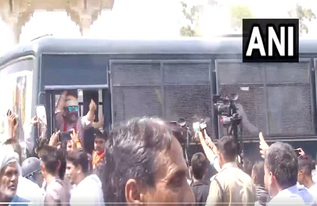 सरकार के खिलाफ सड़कों पर उतरी बीजेपी, प्रदर्शन कर रहे भाजपा कार्यकर्ताओं को पुलिस ने हिरासत में लिया