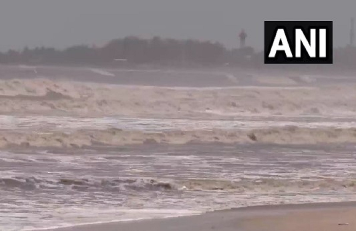 Cyclone Biparjoy Update: ‘बिपरजॉय’ का दिख रहा विकराल रूप, समुद्र में उठ रही ऊंची लहरें, इन राज्यों में मचा हाहाकार!