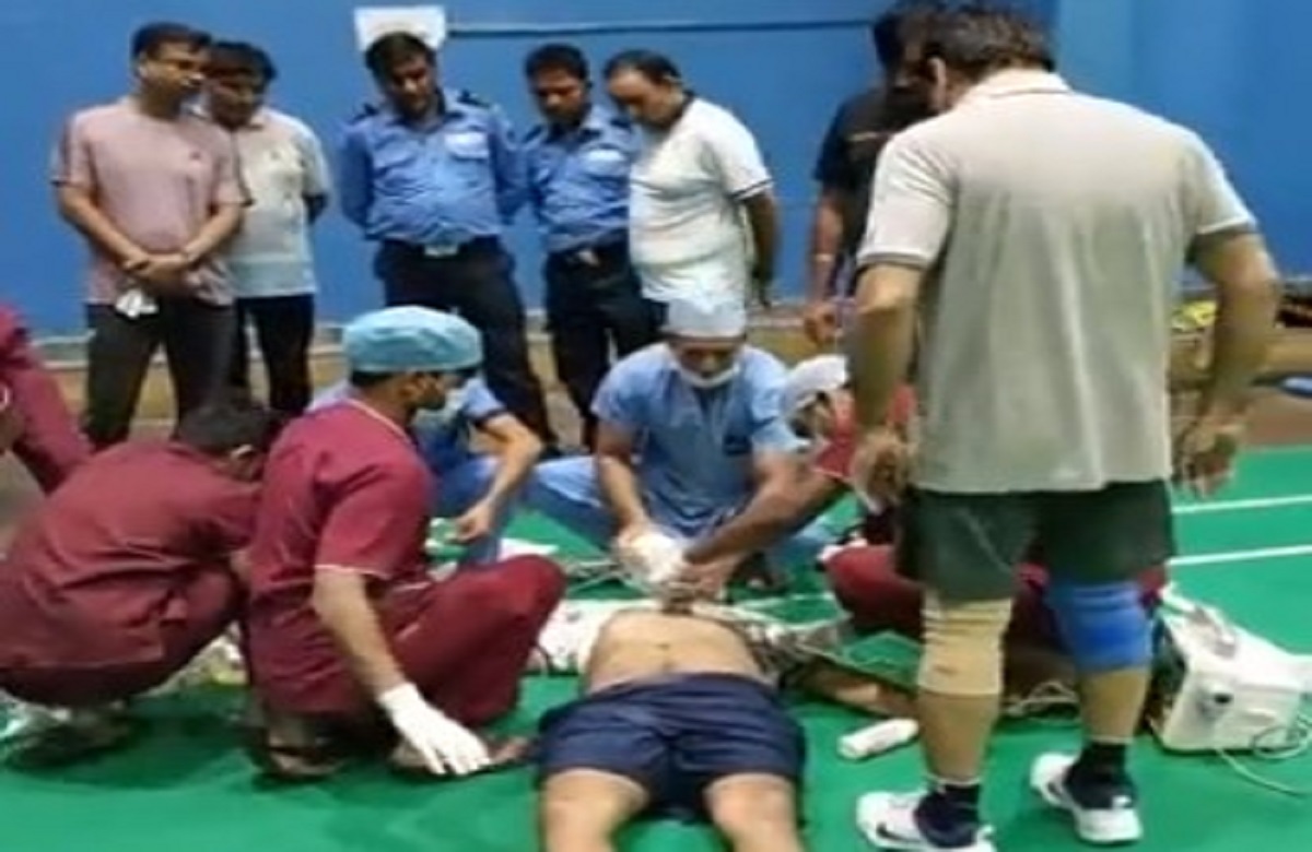 आपको भी तो नहीं हुआ था कोरोना? सीने को पंप करते रहे डॉक्टर, लेकिन थम चुकी थी सांसें, लाइव मैच के दौरान खिलाड़ी को आया हार्ट अटैक…