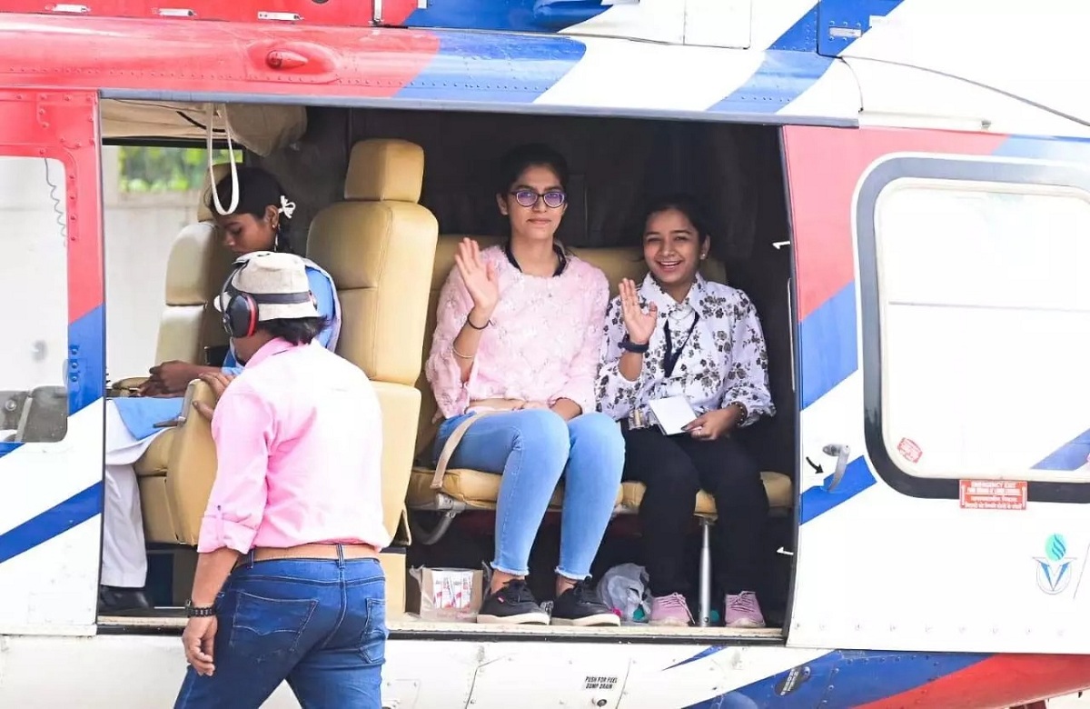 CG: कामयाबी की उड़ान शुरू, टॉपर स्टूडेंट्स को कराया जा रहा हैं हेलीकॉप्टर राइड, 15 राउंड में 78 स्टूडेंट्स कर रहे सवारी