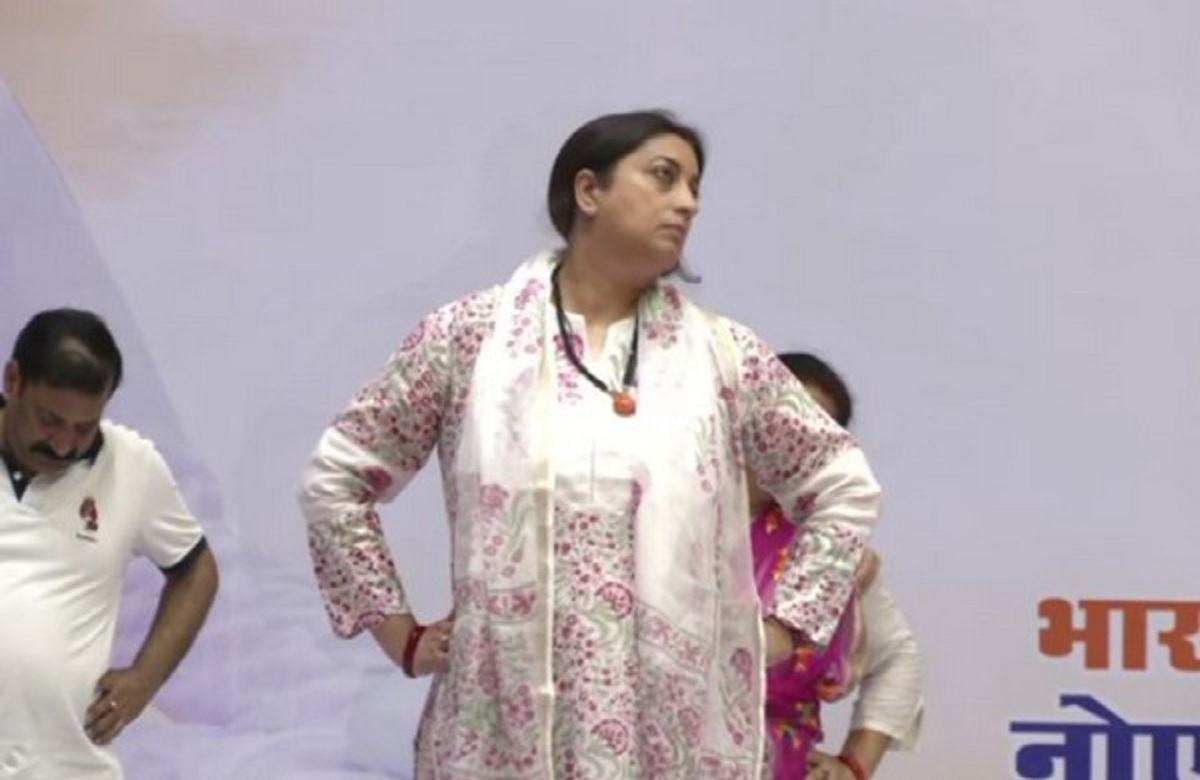 Smriti Irani on Yoga Day: ऐतिहासिक बनने को जा रहा है आज का दिन, केंद्रीय मंत्री स्मृति ईरानी ने नोएडा के इंडोर स्टेडियम में किया योग
