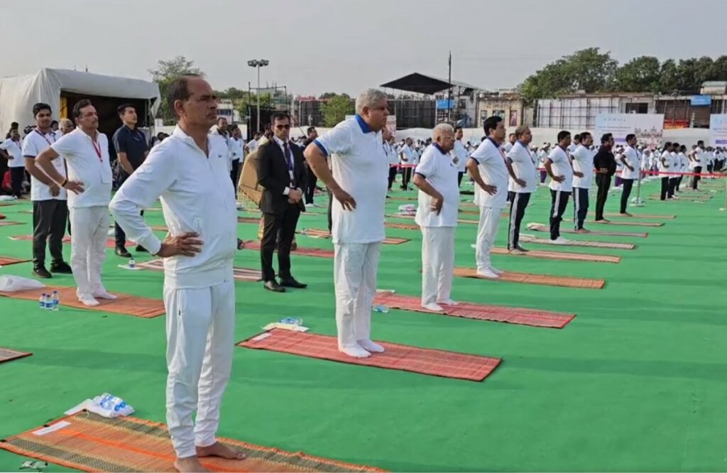 Vice President Jagdeep Dhankar and CM Shivraj did yoga in Jabalpur