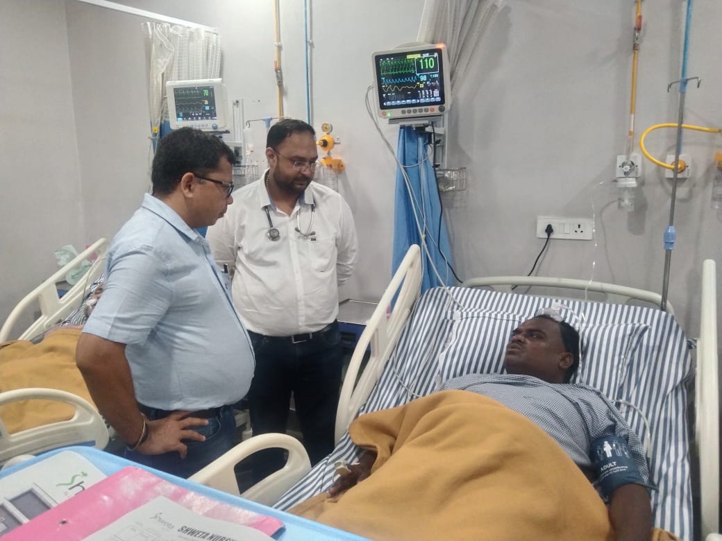 कोरबा अग्निकांड: अस्पताल में प्रभावितों से मिले जिला कलेक्टर और एसपी, जाना हालचाल, समुचित इलाज के दिए निर्देश