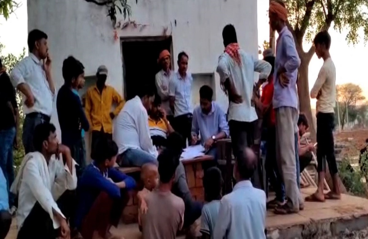 Morena news: बंधक बनाकर मजदूरों से कवाया जा रहा था ऐसा काम, श्रमिक परिवारों ने मालिक पर लगाए गंभीर आरोप