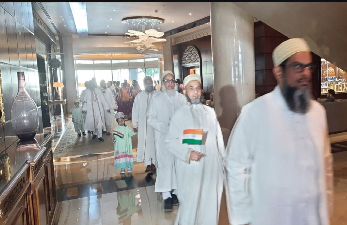 हाथ में तिरंगा लेकर पीएम के स्वागत में पहुंचे बोरा समुदाय के लोग, काहिरा के रिट्ज कार्लटन होटल में ठहरे मोदी