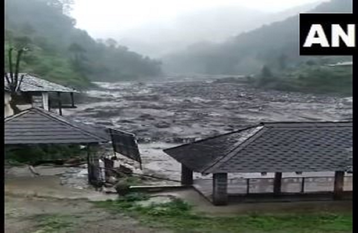 हिमाचल के मंडी जिले में फटा बादल, 200 से ज्यादा लोग और गाड़ियां फंसी