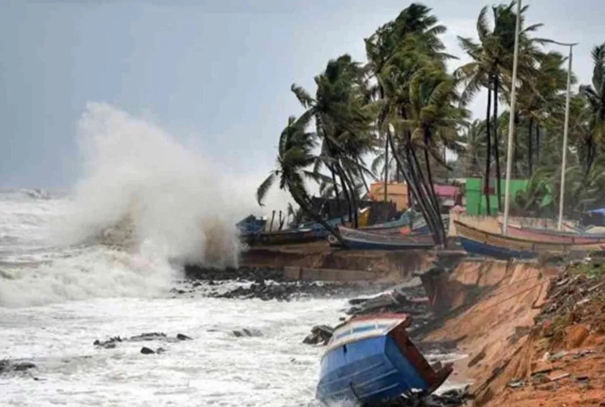 Biporjoy Cyclone News in Hindi: समुद्री तूफान की चपेट में आकर 10 हजार से ज्यादा लोगों की मौत, 1998 में मची थी भयंकर तबाही, याद करके आज भी कांप उठती है लोगों की रूह