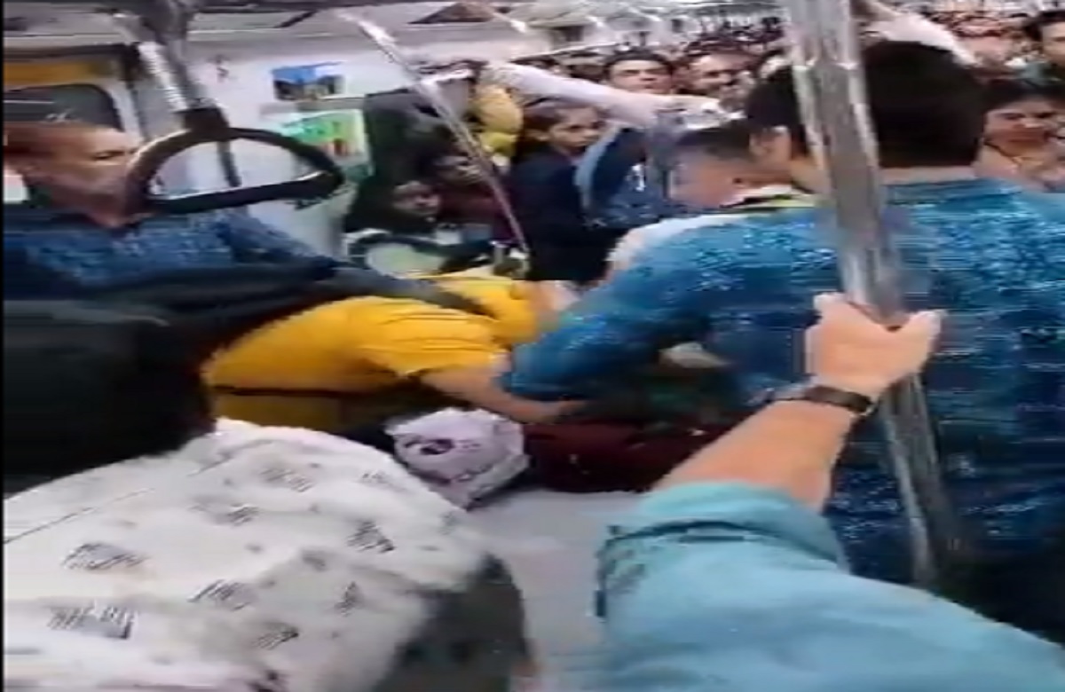 दिल्ली मेट्रो में अश्लील हरकत के बाद ऐसा काम कर रहे थे दो युवक, सोशल मीडिया पर जमकर वायरल हो रहा ये वीडियो