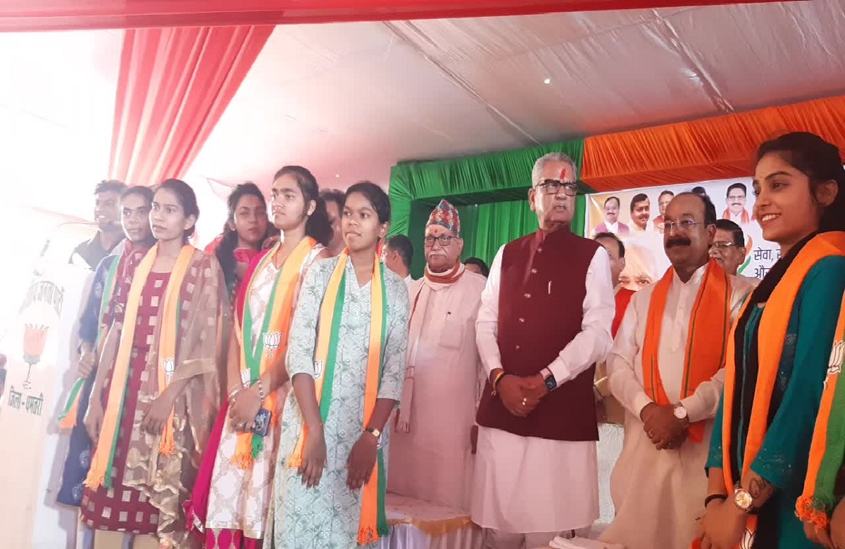 पूर्व ब्लॉक कांग्रेस कमेटी अध्यक्ष समेत 1 हजार लोगों ने थामा भाजपा का दामन, प्रभारी ओम माथुर ने गमछा पहनाकर किया स्वागत