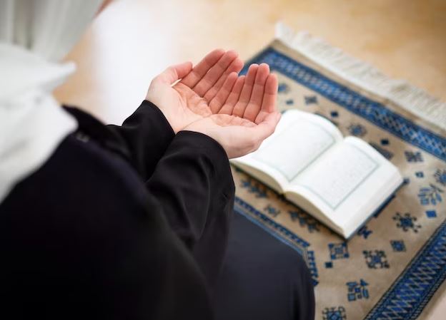 अल्लाह के हुक्म पर बेटे इस्लाइन की कुर्बानी देने से पहले हजरत इब्राहिम ने आंखों पर पट्टी बांध ली और उसकी गर्दन पर छुरी रख दी।