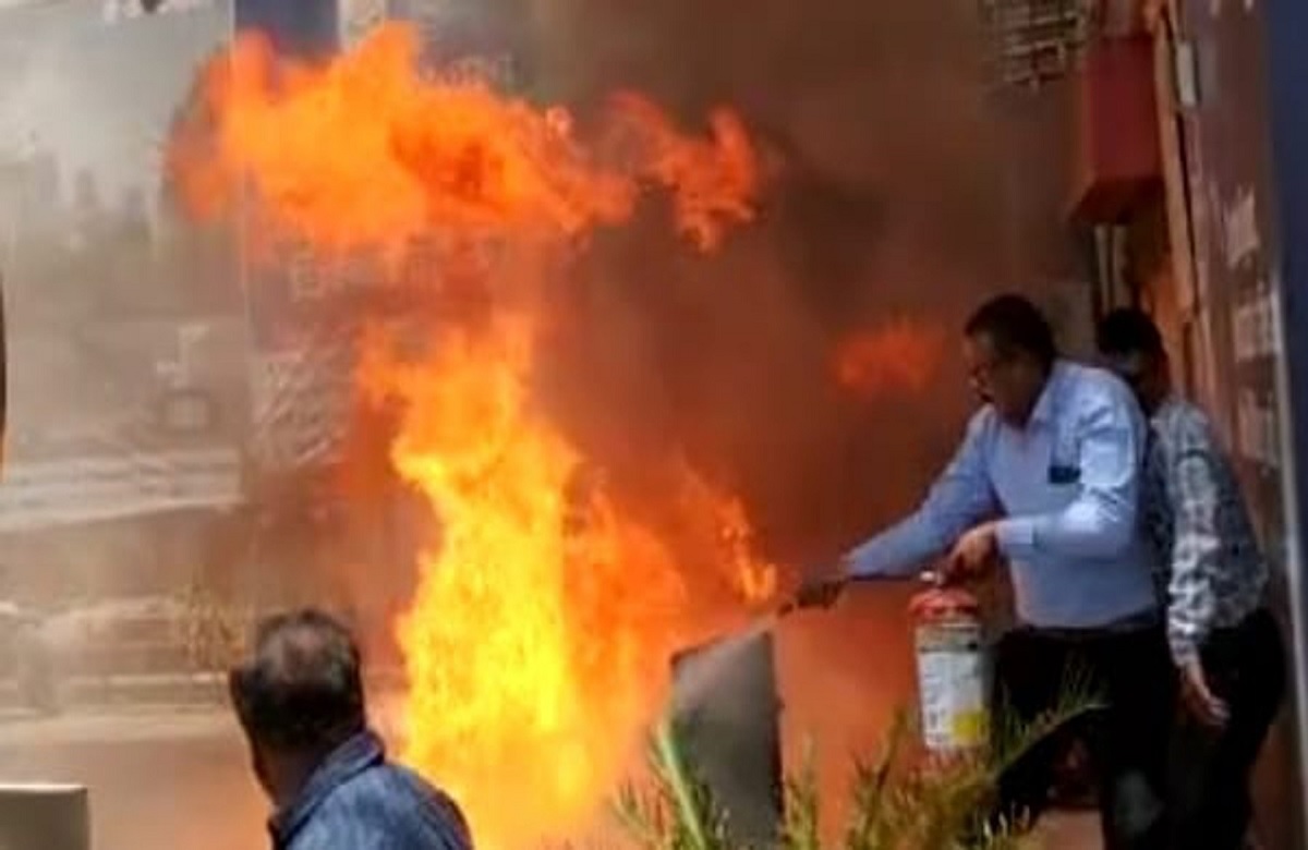 पेट्रोल पंप में लगी भीषण आग, मची अफरातफरी