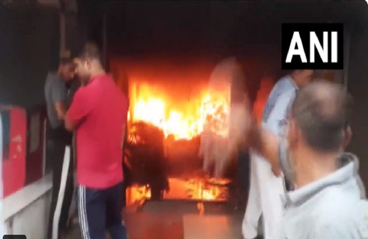 टेंट हाउस की दुकान में लगी भीषण आग, ऊपर बने मकान तक पहुंची आग की लपटें, दो महिला की मौत